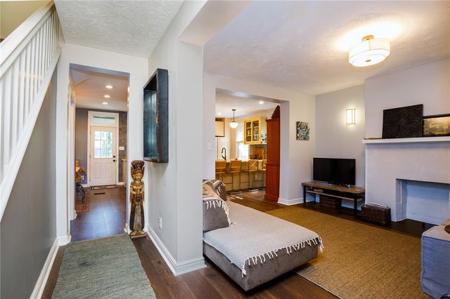 121 Academy Ave, Mt Lebanon, PA 15228