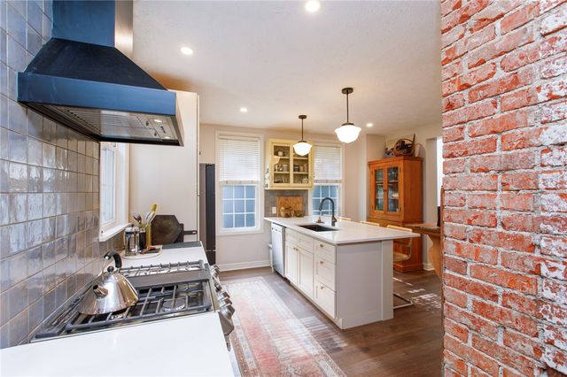 121 Academy Ave, Mt Lebanon, PA 15228
