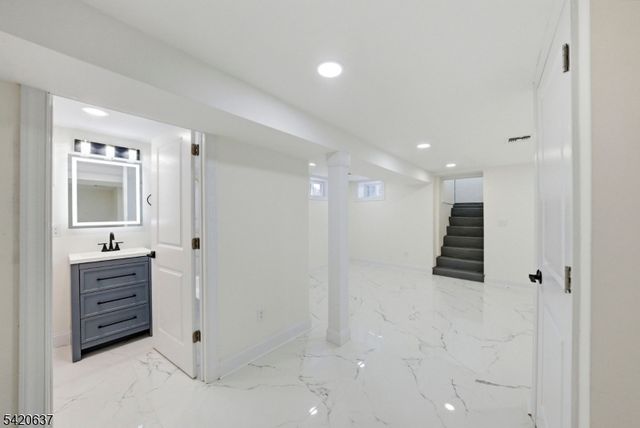 1 Foster St, Clifton City, NJ 07011
