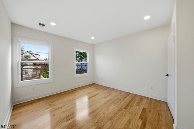 1 Foster St, Clifton City, NJ 07011