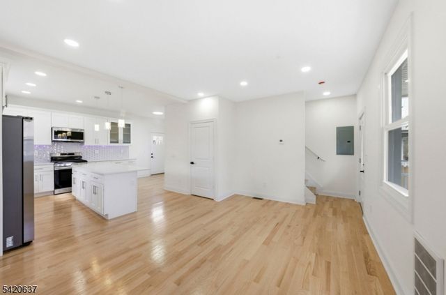 1 Foster St, Clifton City, NJ 07011