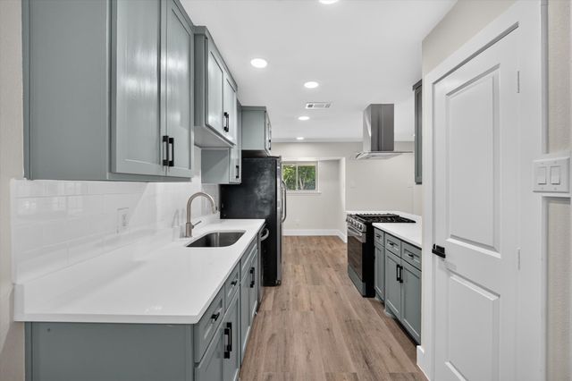 913 Russell Lane, Bedford, TX 76022