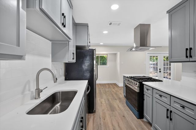 913 Russell Lane, Bedford, TX 76022