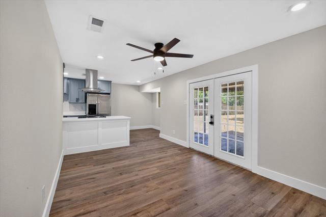 913 Russell Lane, Bedford, TX 76022