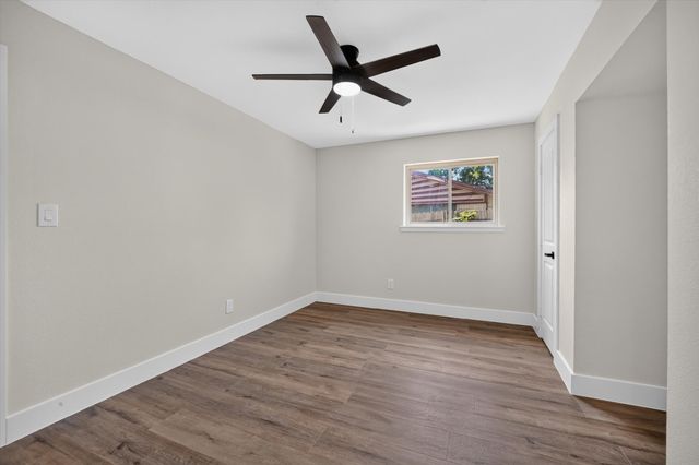 913 Russell Lane, Bedford, TX 76022