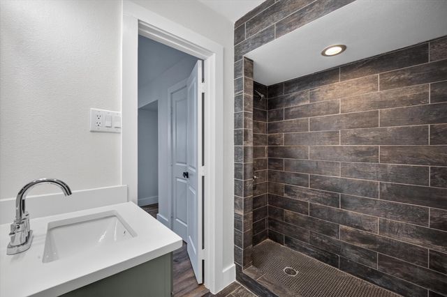 913 Russell Lane, Bedford, TX 76022