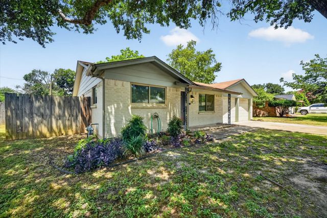 913 Russell Lane, Bedford, TX 76022