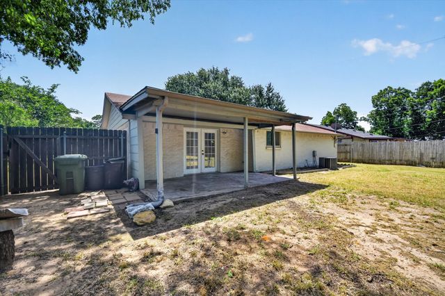 913 Russell Lane, Bedford, TX 76022