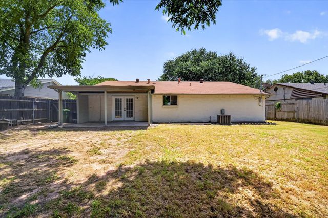 913 Russell Lane, Bedford, TX 76022