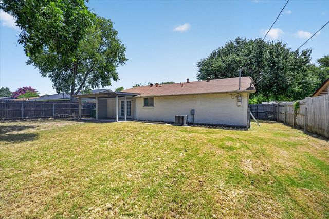 913 Russell Lane, Bedford, TX 76022