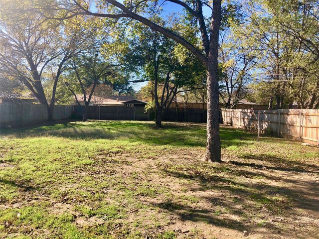 913 Russell Lane, Bedford, TX 76022
