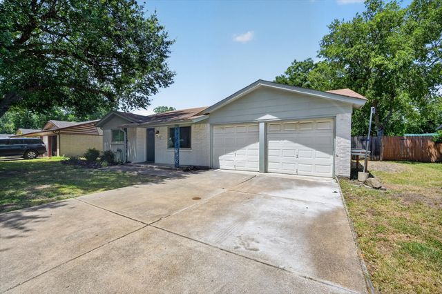 913 Russell Lane, Bedford, TX 76022