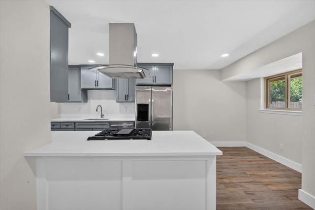 913 Russell Lane, Bedford, TX 76022