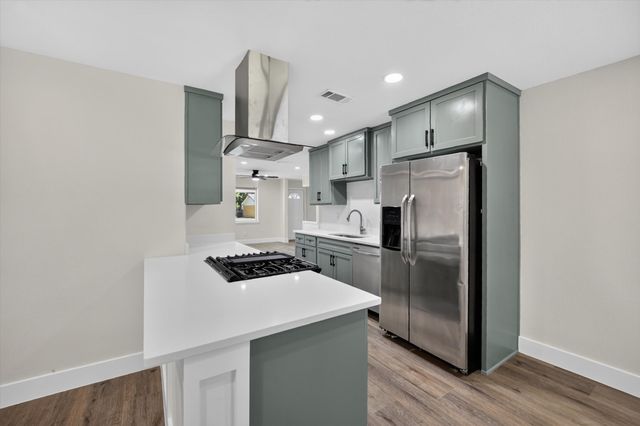 913 Russell Lane, Bedford, TX 76022