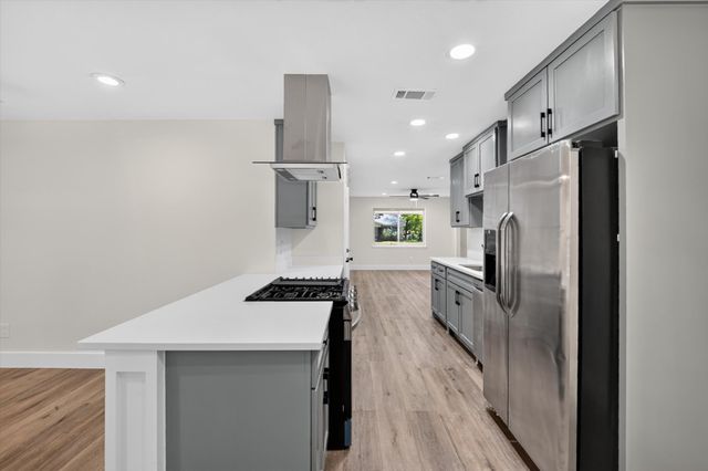 913 Russell Lane, Bedford, TX 76022