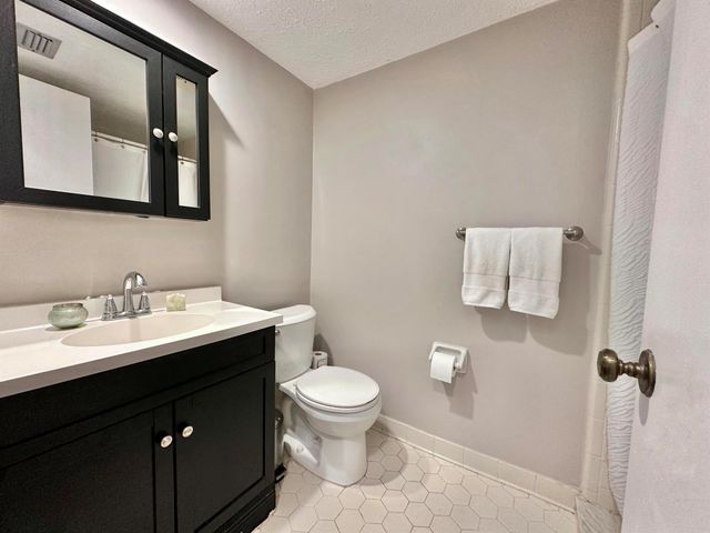 7405 SE Jamestown Terrace Bldg 17, Hobe Sound, FL 33455