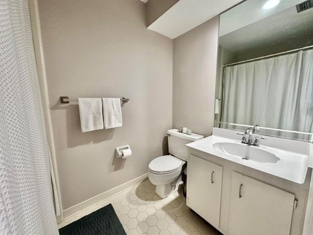 7405 SE Jamestown Terrace Bldg 17, Hobe Sound, FL 33455