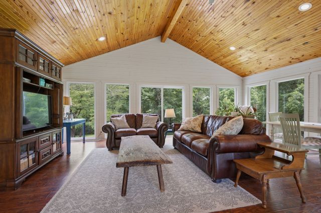 1125 Porter Rd, Burns, TN 37029