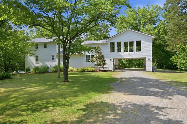 1125 Porter Rd, Burns, TN 37029
