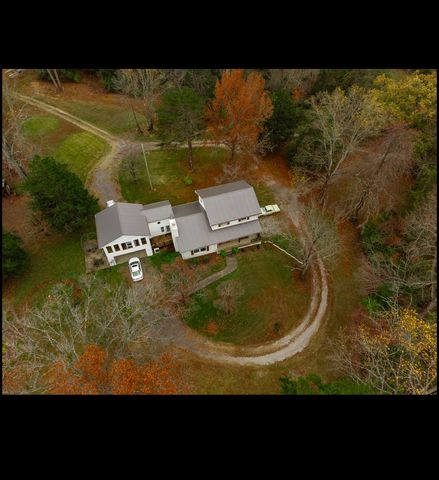 1125 Porter Rd, Burns, TN 37029