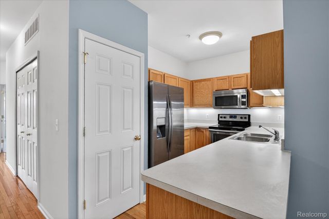 41602 Hamlet Lane, Novi, MI 48375