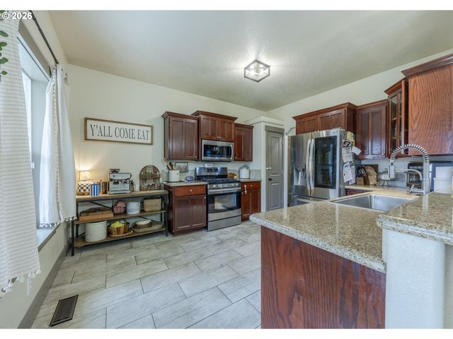 6885 SIMEON Dr, Springfield, OR 97478