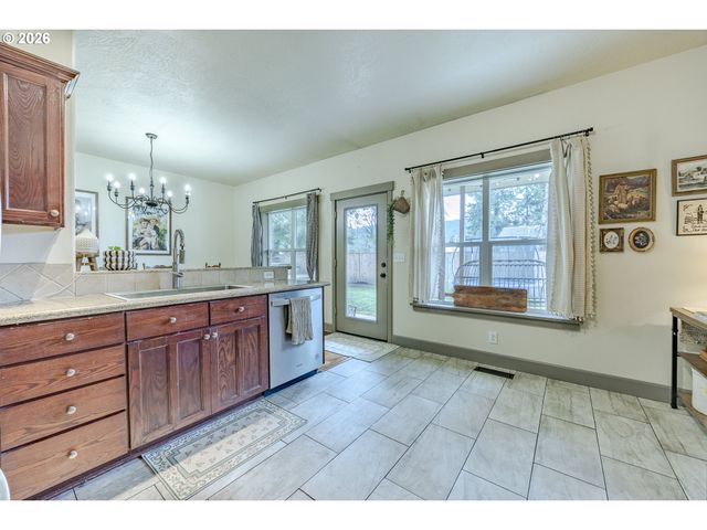 6885 SIMEON Dr, Springfield, OR 97478