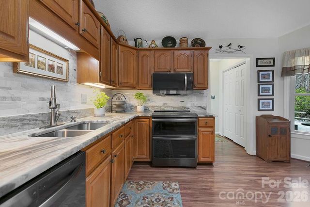 552 Kanasgowa Drive, Brevard, NC 28712