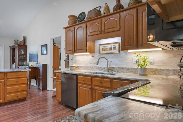 552 Kanasgowa Drive, Brevard, NC 28712