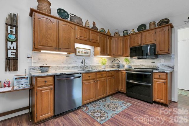 552 Kanasgowa Drive, Brevard, NC 28712