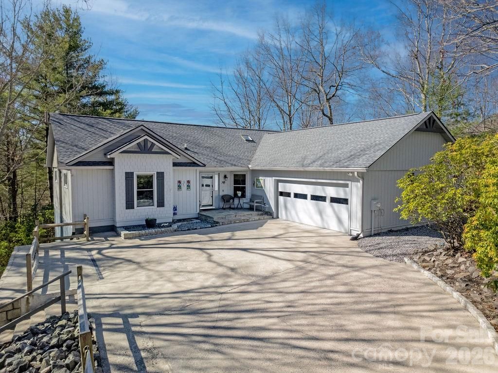 552 Kanasgowa Drive, Brevard, NC 28712