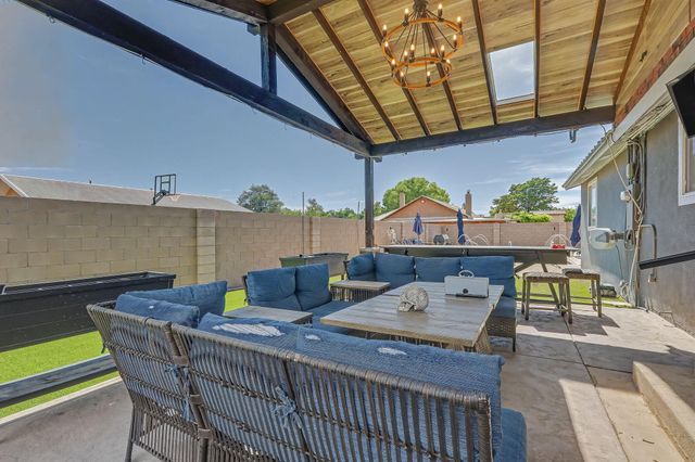 412 El Pueblo Road NW, Los Ranchos, NM 87114