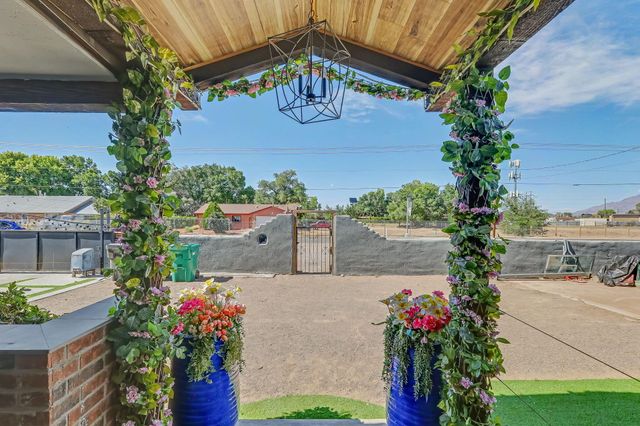 412 El Pueblo Road NW, Los Ranchos, NM 87114