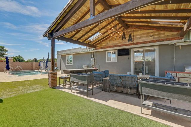 412 El Pueblo Road NW, Los Ranchos, NM 87114