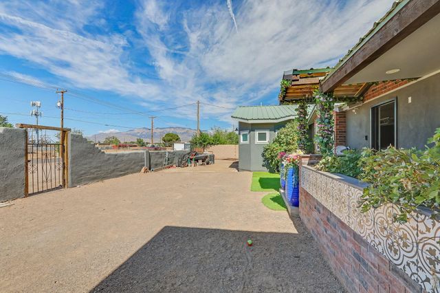 412 El Pueblo Road NW, Los Ranchos, NM 87114