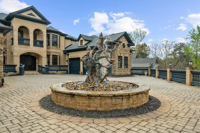 9005 Hayes Drive, Gainesville, GA 30506