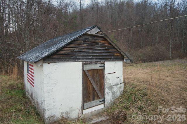 5712 Holbert Cove Road, Saluda, NC 28773