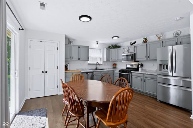 6002 Sycamore Forge Lane, Indianapolis, IN 46254