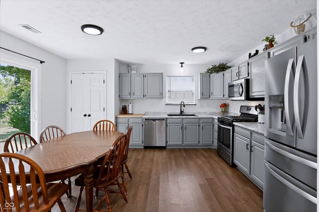 6002 Sycamore Forge Lane, Indianapolis, IN 46254