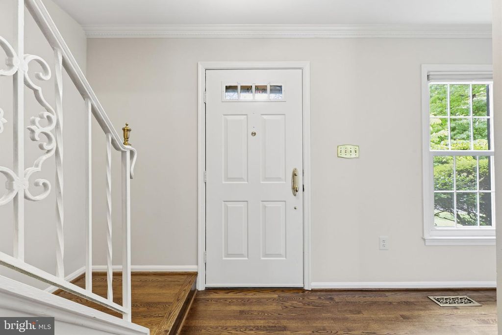 Image 4 of property listing at 9016 NESBIT CT, Gaithersburg, MD 20886