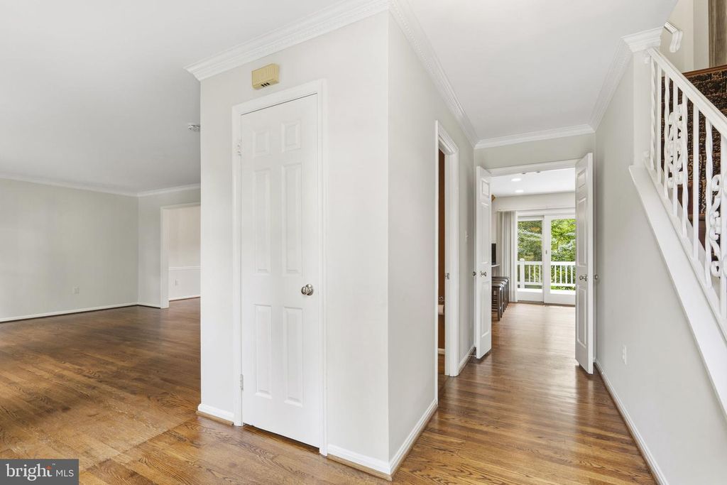 Image 5 of property listing at 9016 NESBIT CT, Gaithersburg, MD 20886
