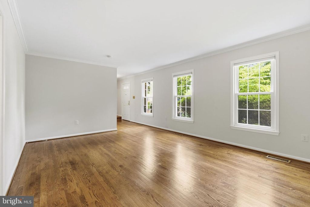 Image 9 of property listing at 9016 NESBIT CT, Gaithersburg, MD 20886
