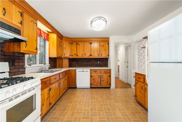 21 Smith Street, Bristol, RI 02809