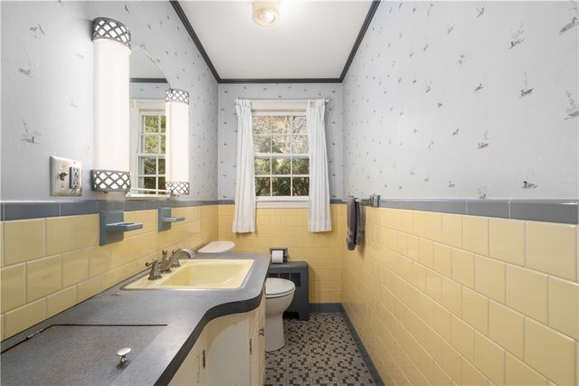 21 Smith Street, Bristol, RI 02809