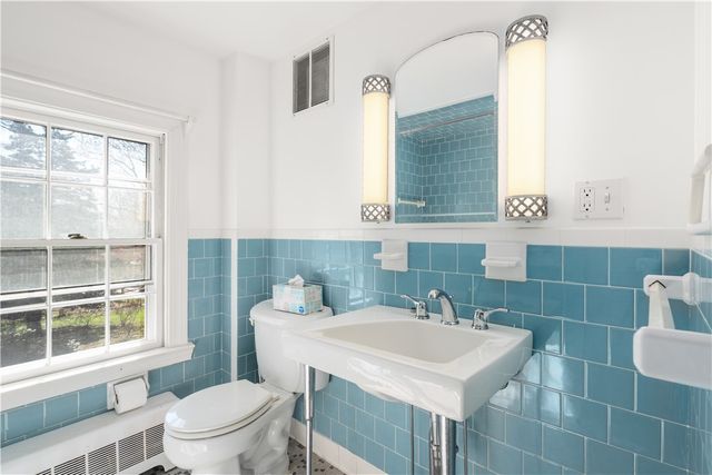 21 Smith Street, Bristol, RI 02809