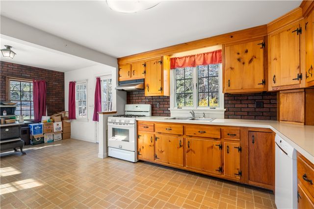 21 Smith Street, Bristol, RI 02809