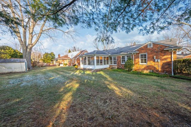 773 Hollywood Avenue, Grosse Pointe Woods, MI 48236