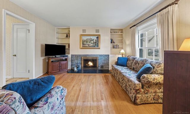 773 Hollywood Avenue, Grosse Pointe Woods, MI 48236