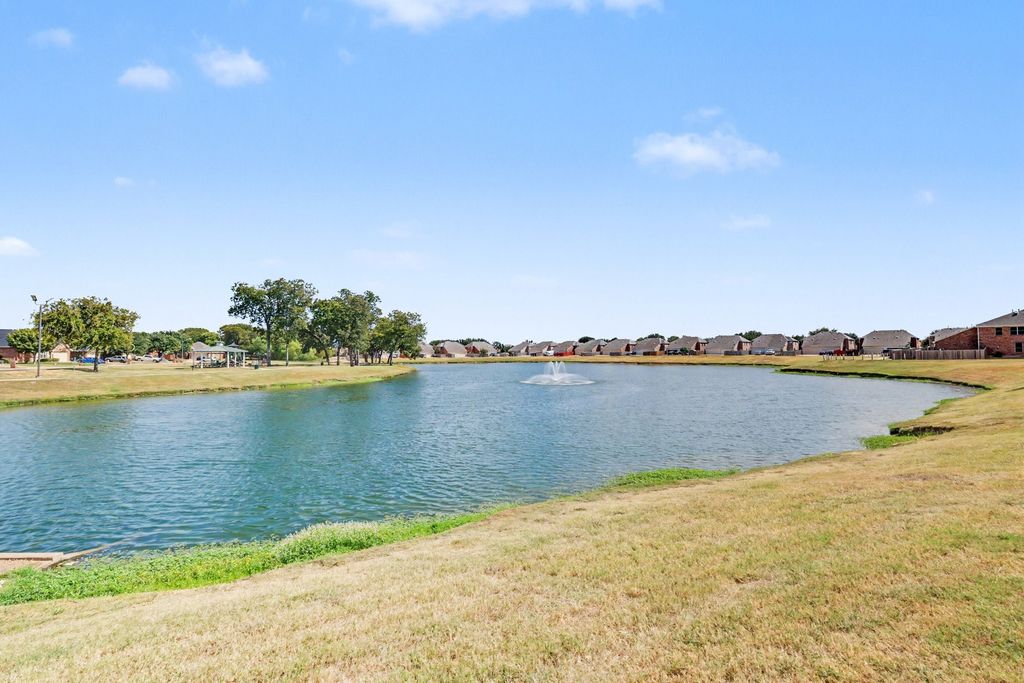 1235 Clearwater Drive, Grand Prairie, TX 75052 — photo 2