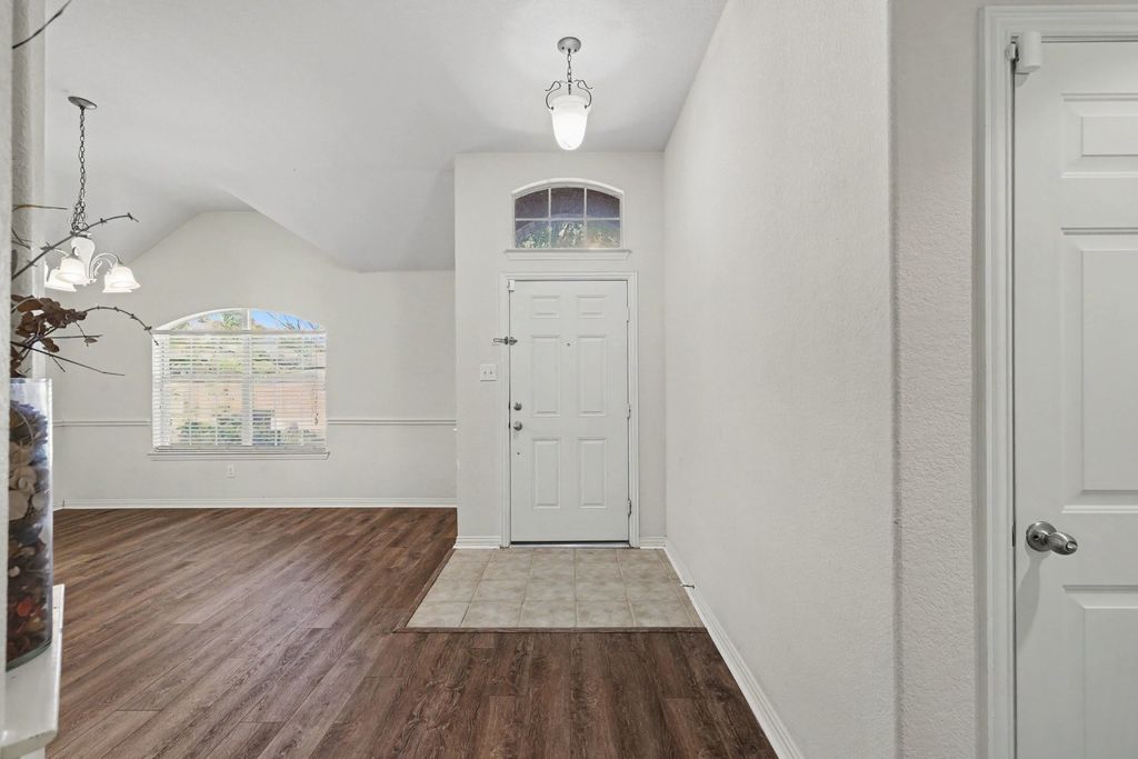 1235 Clearwater Drive, Grand Prairie, TX 75052 — photo 3